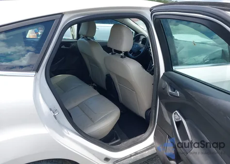 2016 Ford Focus Titanium z USA, uszkodzony, nr VIN 1FADP3N21GL309340